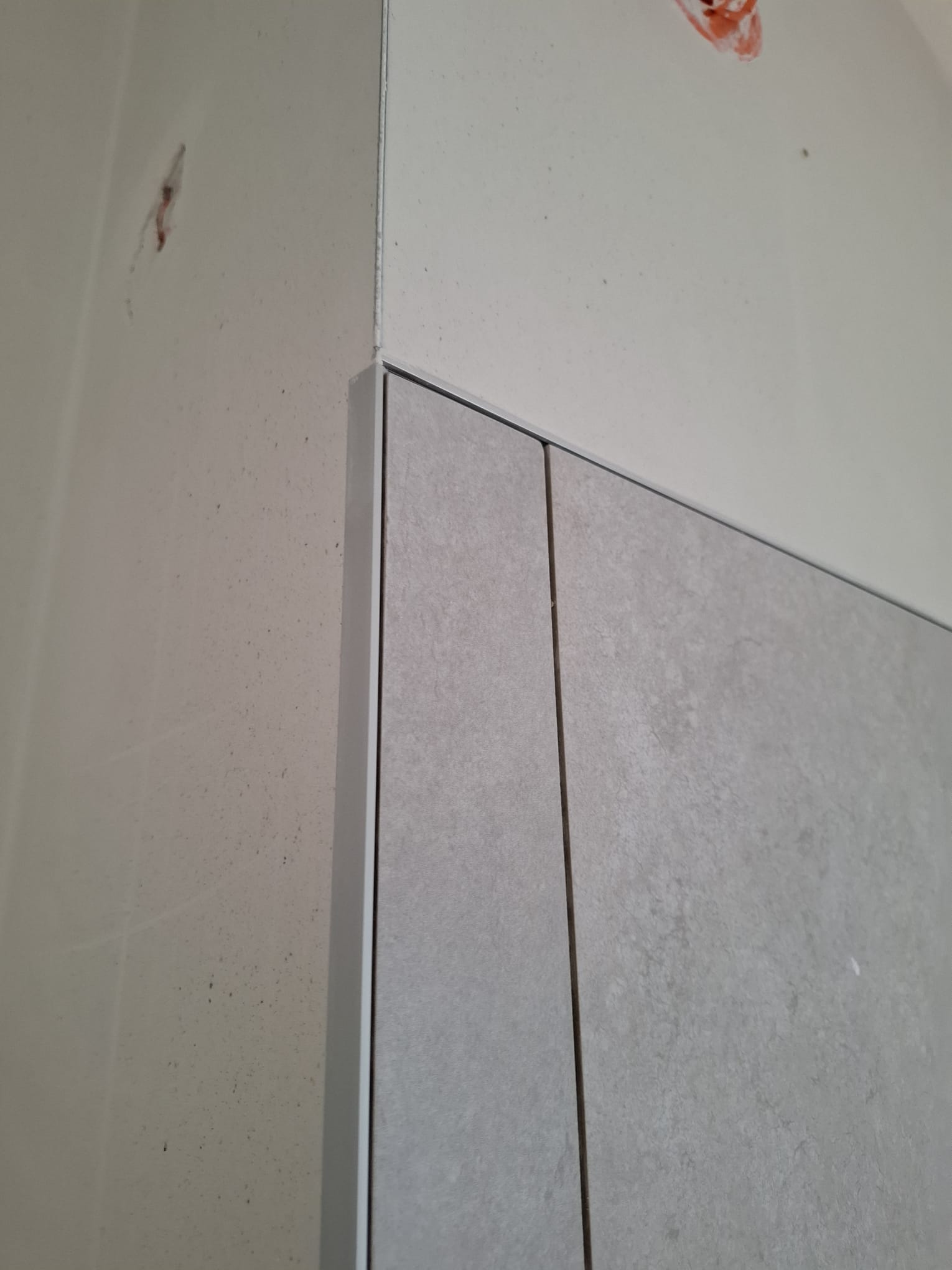 Detail hoekprofiel en nauwe voeg — stuc/tegelovergang