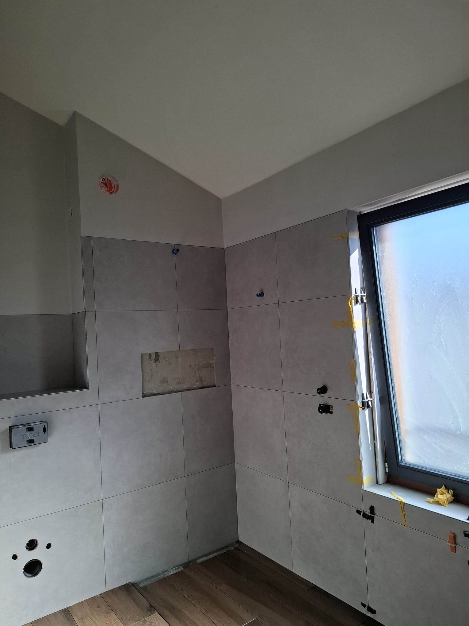 Badkamer: rondom raam en nis afgewerkt, egaal stucwerk