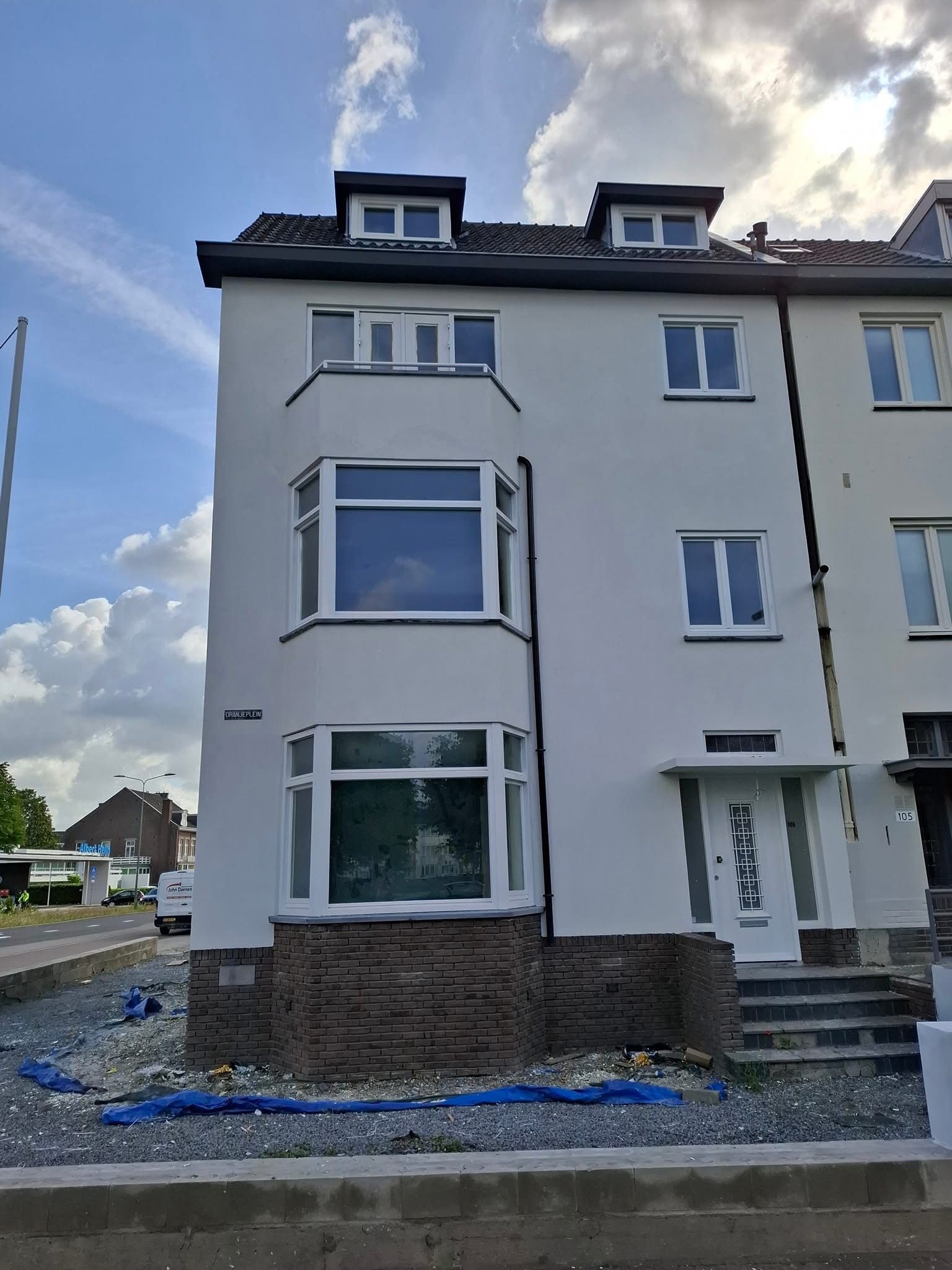 Hoekpand — voorgevel wit gestuct, strak afgewerkt