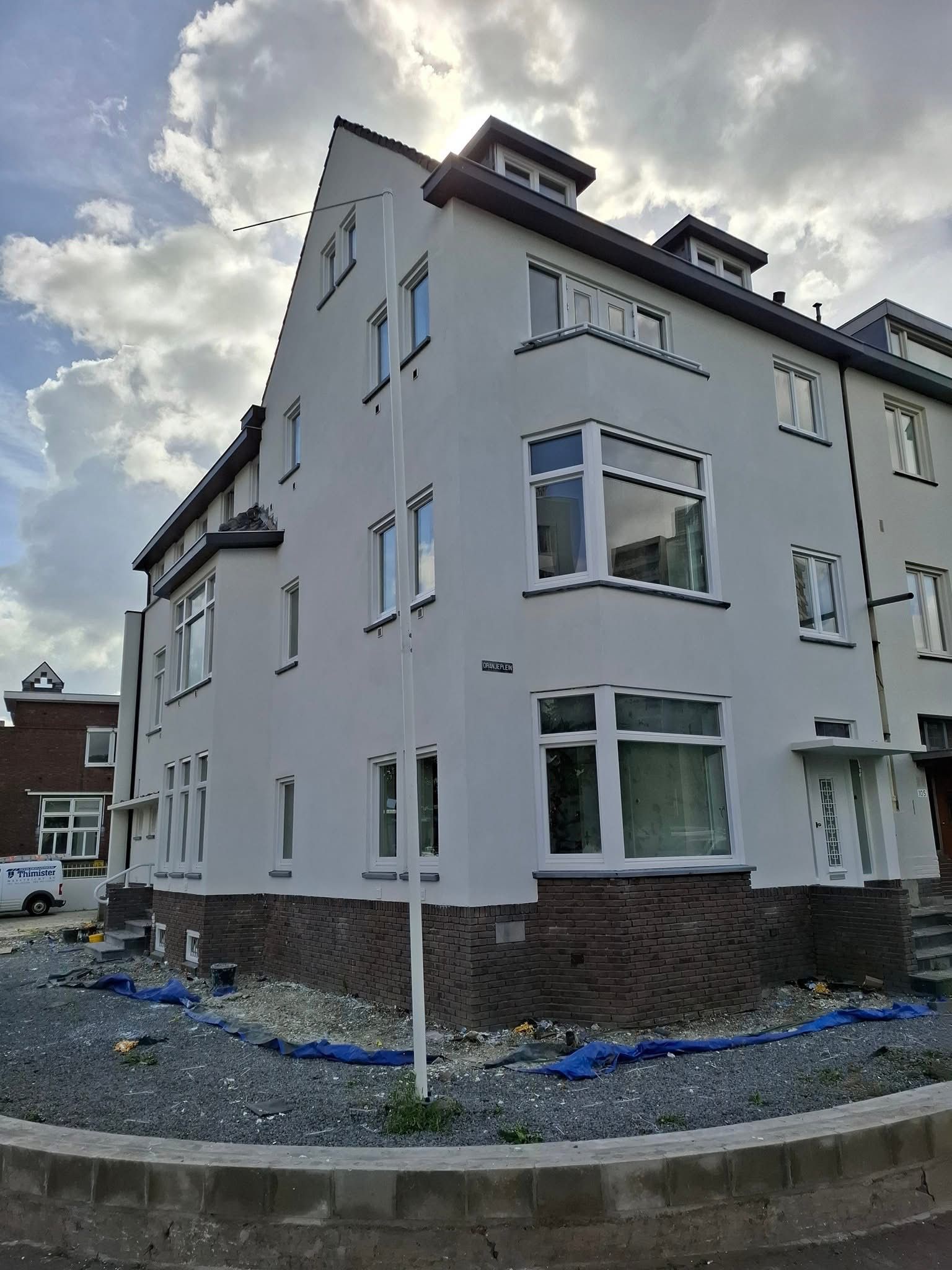 Hoekpand — lange zijgevel, egale afwerking