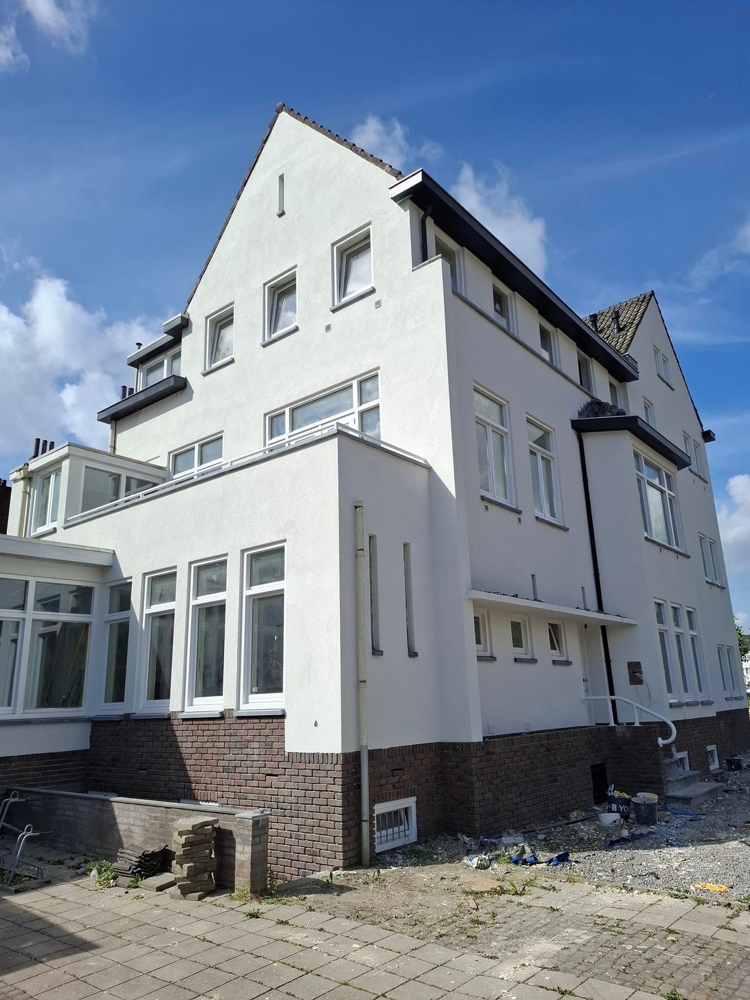 Hoekpand — hoekaanzicht met dakkapellen, wit stucwerk