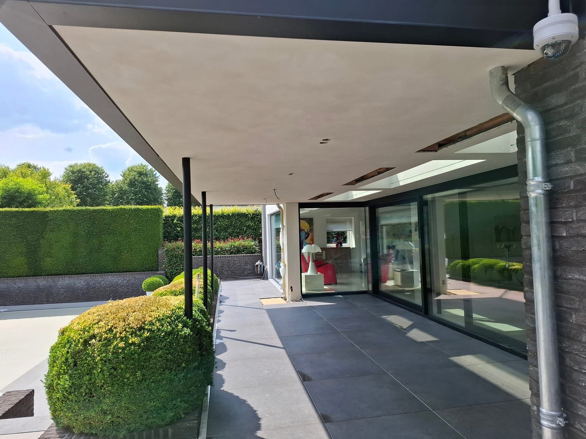 Overkapping: doorlopend plafond langs tuinpad en glaspuien
